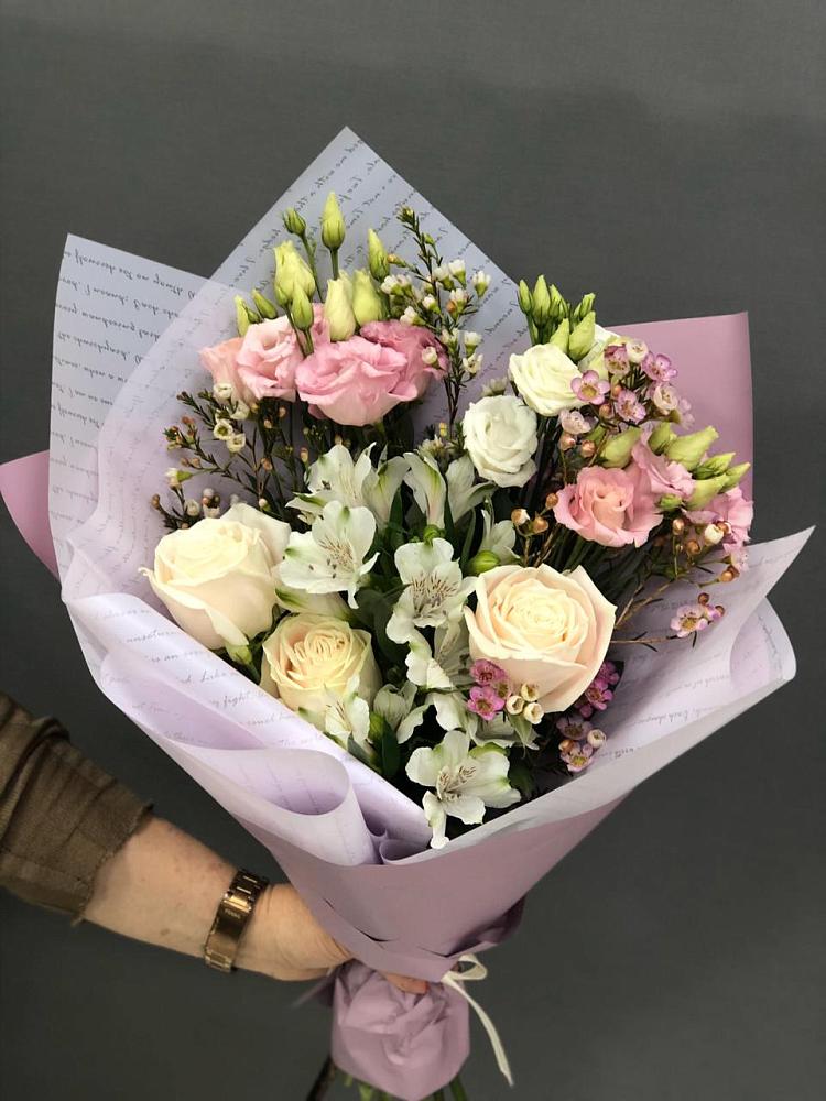 Букет цветов из: Альстромерии, Розы и Лизиантусы в Будённовской