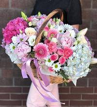 Цветочная композиция из Розы, Хризантемы, Пионы и Лизиантусы в корзине в Будённовской