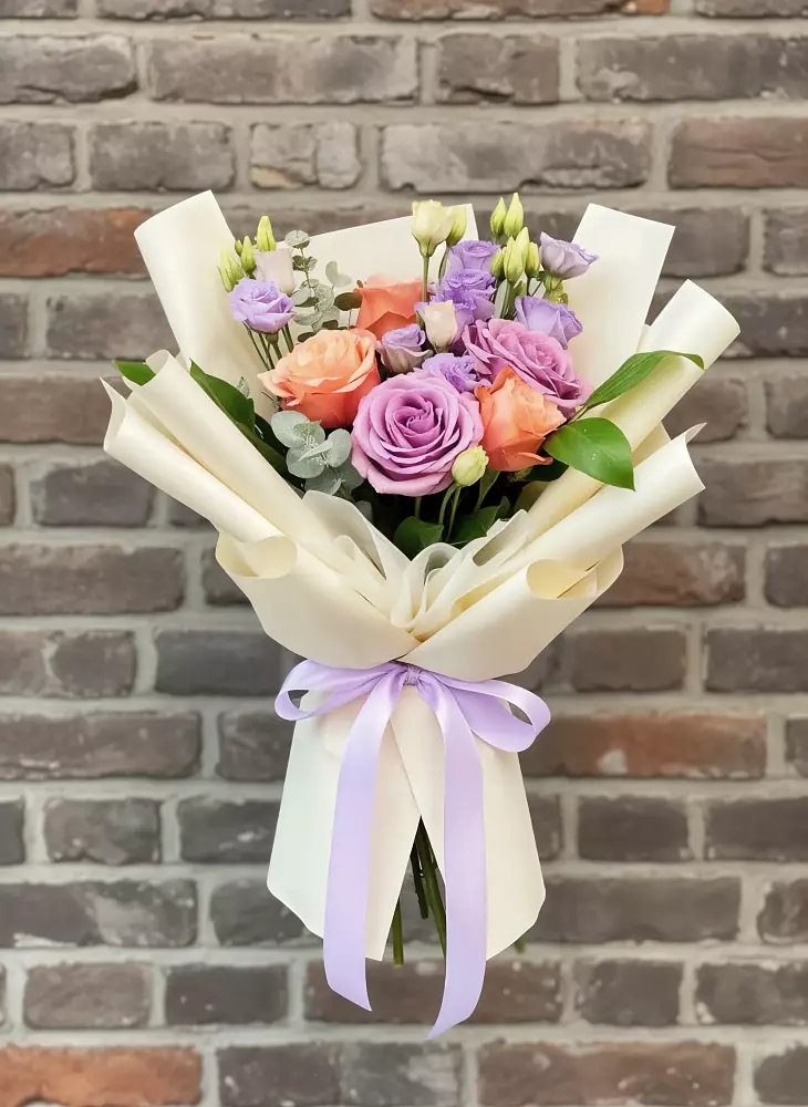 Букет цветов из: Лизиантусы и Розы в Будённовской