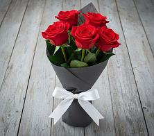 Букет 5 Красных роз Эдлесс Лав в Будённовской