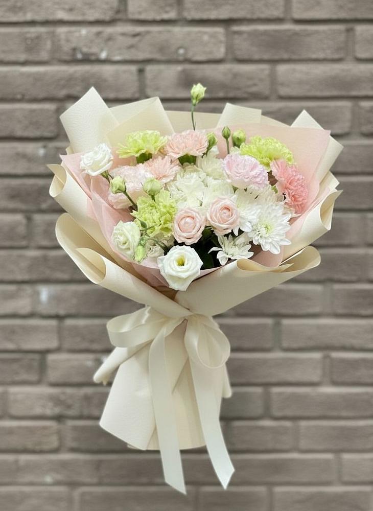 Букет цветов из: Гвоздики, Розы, Лизиантусы и Хризантемы в Будённовской