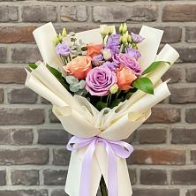 Букет цветов из:  Лизиантусы и Розы в Будённовской