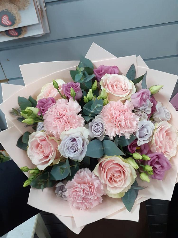 Букет цветов из: Розы, Гвоздики и Лизиантусы в Будённовской