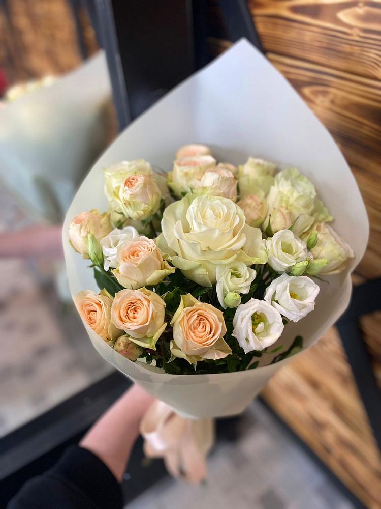 Букет цветов из: Розы и Лизиантусы в Будённовской